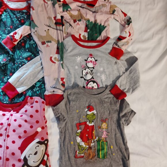 BIG LOT OF CLOTHES CHRISTMAS PAJAMAS TOPS FLEECE FOOTIES OLD NAVY~GIRLS SIZE 3T - Picture 2 of 4